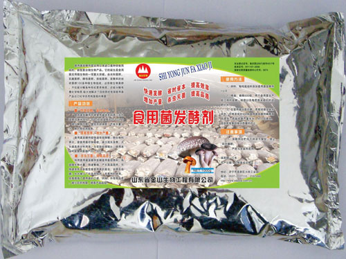 使用方法
拌料：每吨栽培料添加食用菌发酵剂1公斤。
喷施：稀释500倍，用于食用菌生产能过程的发酵、催菇以及每菇采收后的追肥补水。
在食用菌出菇后期，若栽培袋呈缺水状态，可将其放在500倍食用菌发酵剂稀释液中浸泡。若栽培袋严重失水，分几次浸泡，直到恢复到接近原重时为止。