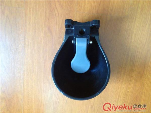 【厂家直销】塑料PE饮水碗，牛羊饮水碗 养殖必备