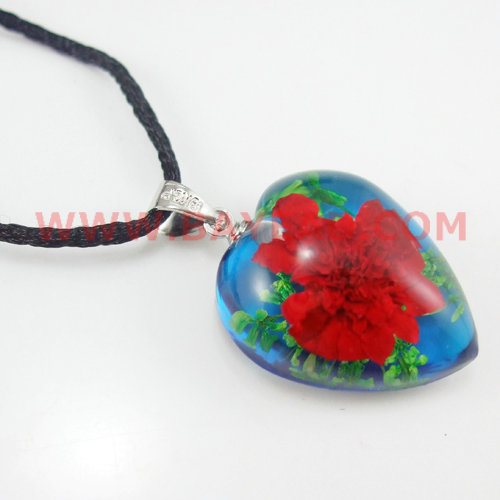 真實(shí)鮮花琥珀吊墜，昆蟲琥珀飾品，蝴蝶飾品，幸運(yùn)草吊墜項(xiàng)鏈，特色飾品，真花琥珀飾品，昆蟲琥珀飾品，昆蟲汽車掛件，人工琥珀，創(chuàng)意禮品，個(gè)性禮品。