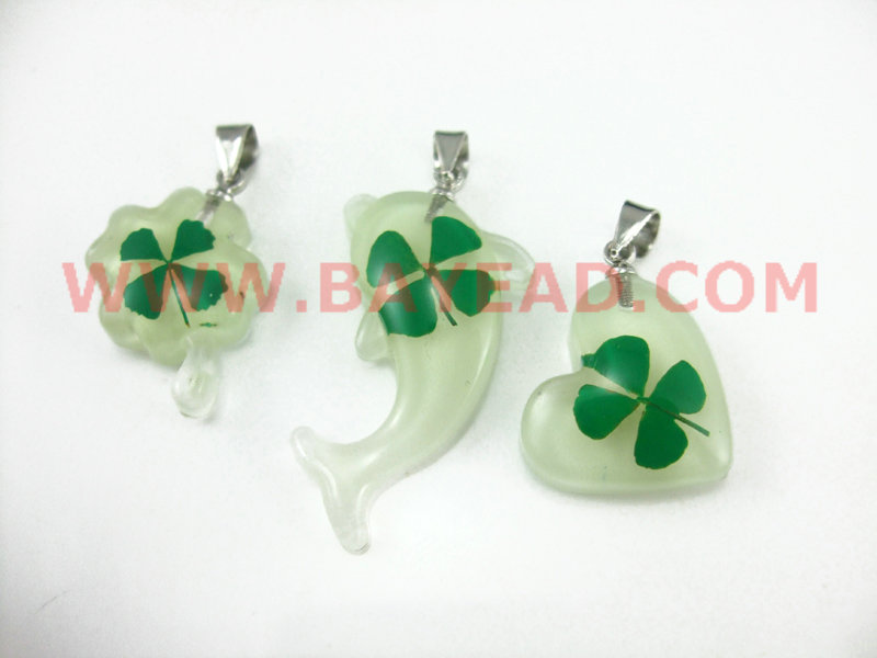 熱銷四葉草飾品，吊墜項鏈，特色飾品，真花琥珀飾品，昆蟲琥珀飾品，昆蟲汽車掛件，人工琥珀，創意禮品，個性禮品。