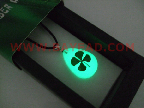 熱銷幸運草吊墜項鏈，夜光吊墜項鏈，特色飾品，真花琥珀飾品，昆蟲琥珀飾品，昆蟲汽車掛件，人工琥珀，創意禮品，個性禮品。