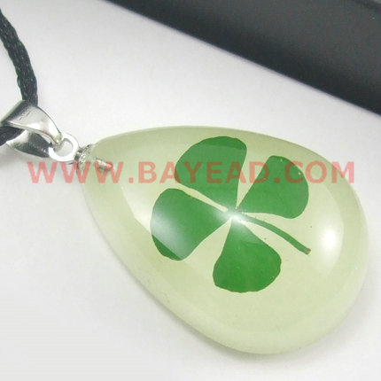 熱銷幸運(yùn)草吊墜項(xiàng)鏈，夜光吊墜項(xiàng)鏈，特色飾品，真花琥珀飾品，昆蟲琥珀飾品，昆蟲汽車掛件，人工琥珀，創(chuàng)意禮品，個(gè)性禮品。