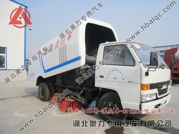 南京躍進(jìn)燃油掃地車,灑水車清掃車,6噸掃路車