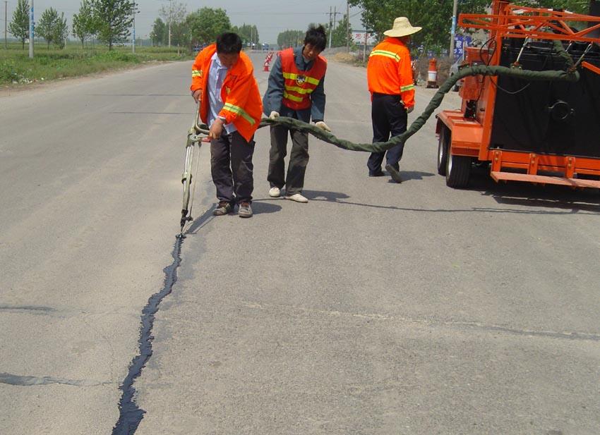 青州道路灌縫膠縮短通車時間