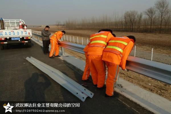 湖北高速公路波形護欄廠家,武漢兩波公路防撞護欄板價格,國標鍍鋅護欄板規格