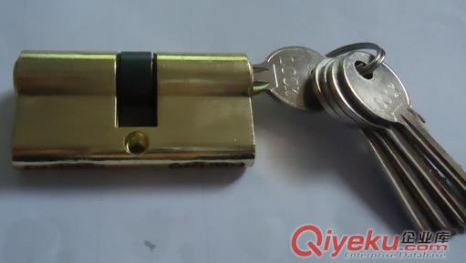 浦江鑫友鎖業(yè)廠家直銷室內(nèi)門鎖鎖芯+防盜鎖芯+ 60MM鋅殼銅芯鎖芯表面鈦金5S槽鐵鑰匙原始圖片2