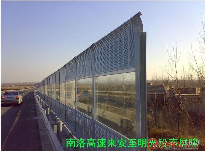 公路耐力板聲屏障多少錢每米？日發(fā)聲屏障廠家報價