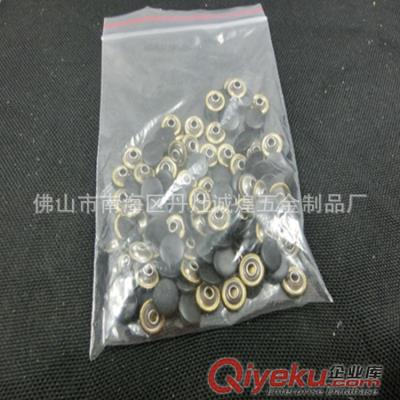 廠家直銷(xiāo)服裝輔料，合金扣子，衣角釘大量供應(yīng)
