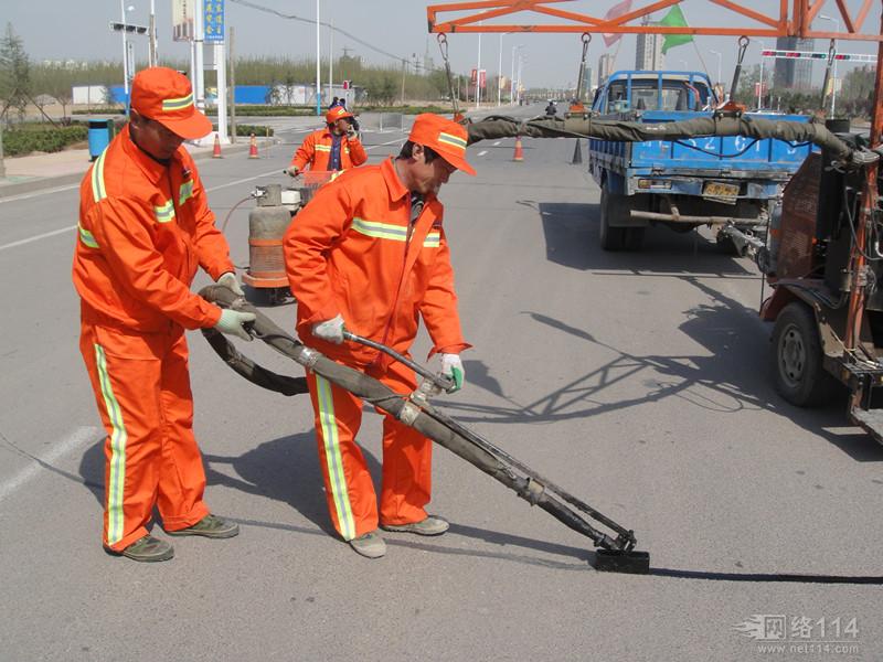 泰安、濟(jì)南金剛砂地面找正規(guī)專利廠家施工