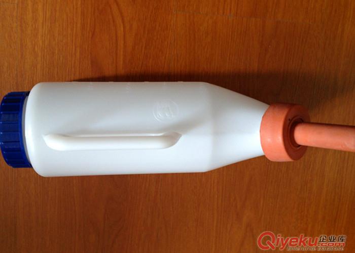 【廠家直銷】2L喂奶瓶，帶把手，小牛犢喂奶瓶