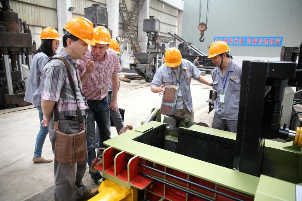 供應江蘇廢鐵壓塊機，無錫八角包廢鐵刨花打包機，