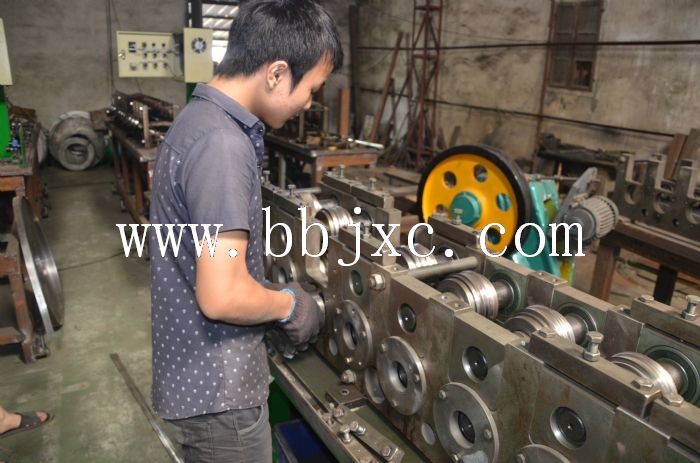 臺(tái)灣鉚釘機(jī)/廣東比比滑軌機(jī)械