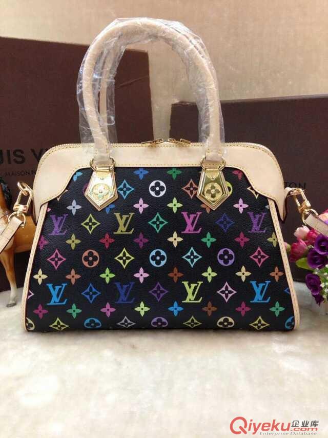 批發(fā)精仿原版LV品牌超A一比一包包，廠家直銷。