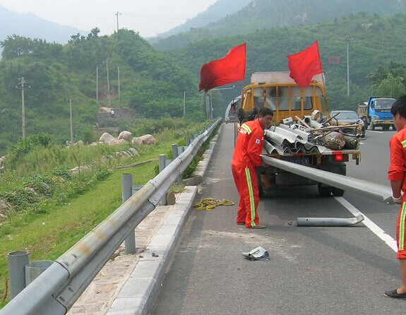 南宁公路波形护栏板价格，红昌科技护栏安装施工