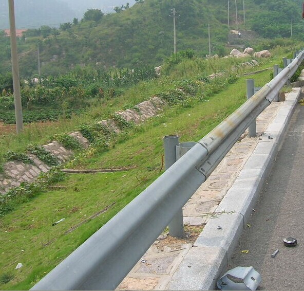 南宁公路波形护栏板价格，红昌科技护栏安装施工