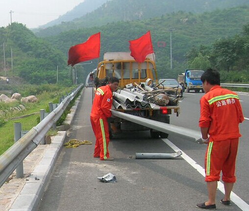 南宁公路波形护栏板价格，红昌科技护栏安装施工