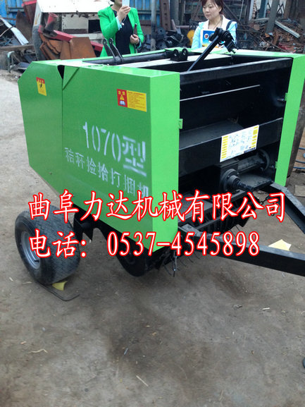 出口自動(dòng)撿拾圓捆機(jī)　秸稈打捆機(jī)多少錢(qián)