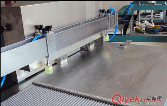供應高麥汽車水箱散熱器切口機（專業用于汽車水箱U型邊板的切割）