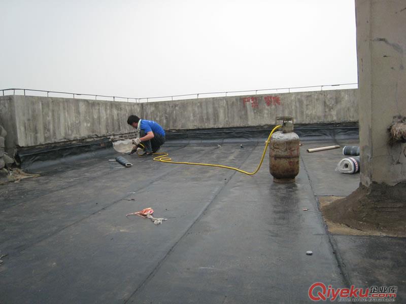 肇慶市廠房防水補漏，端州區(qū)外墻防水補漏，肇慶市高要市鐵皮瓦防水補漏，羅定市樓房裂縫防水補漏