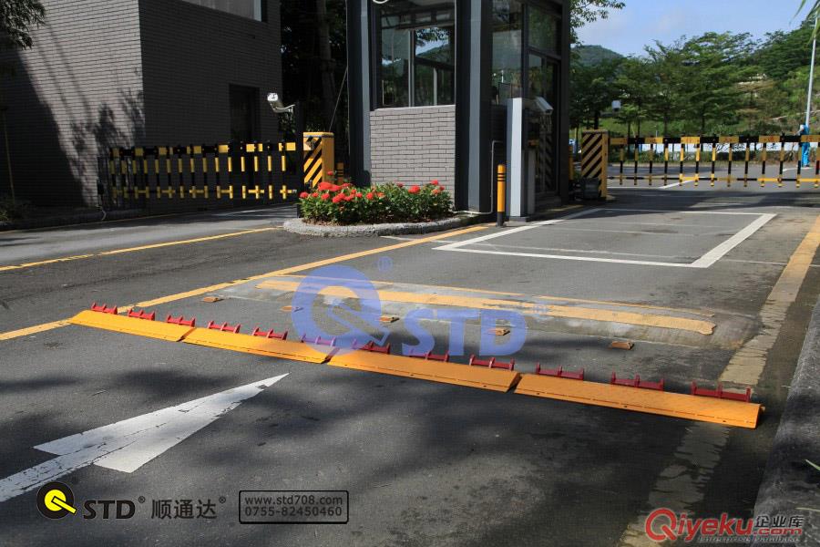 停車場出入口專用單行路障  