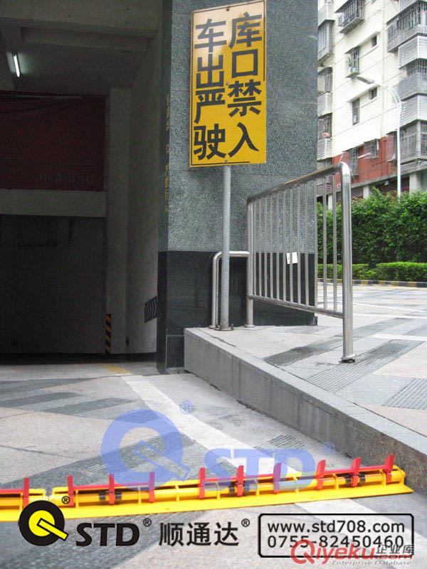   防沖關、沖卡用的單行路障 