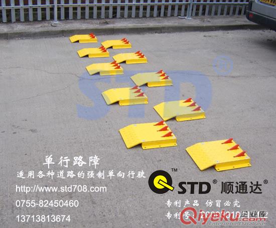   高速公路收費口專用單行路障