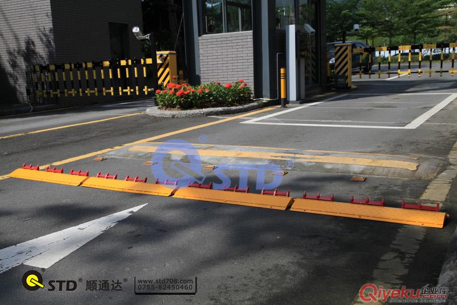   交通管控單行路障