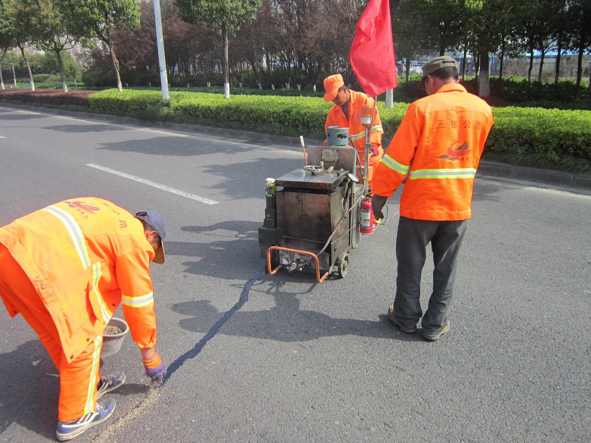 济宁市{wn}的路面灌缝胶修复失心的裂缝