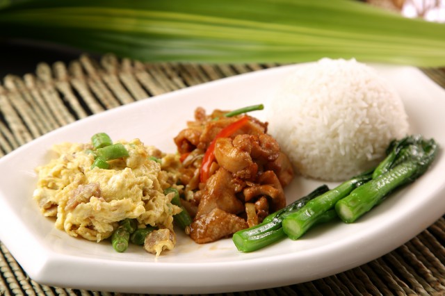 榨菜滑雞拼豆角肉粒蛋飯