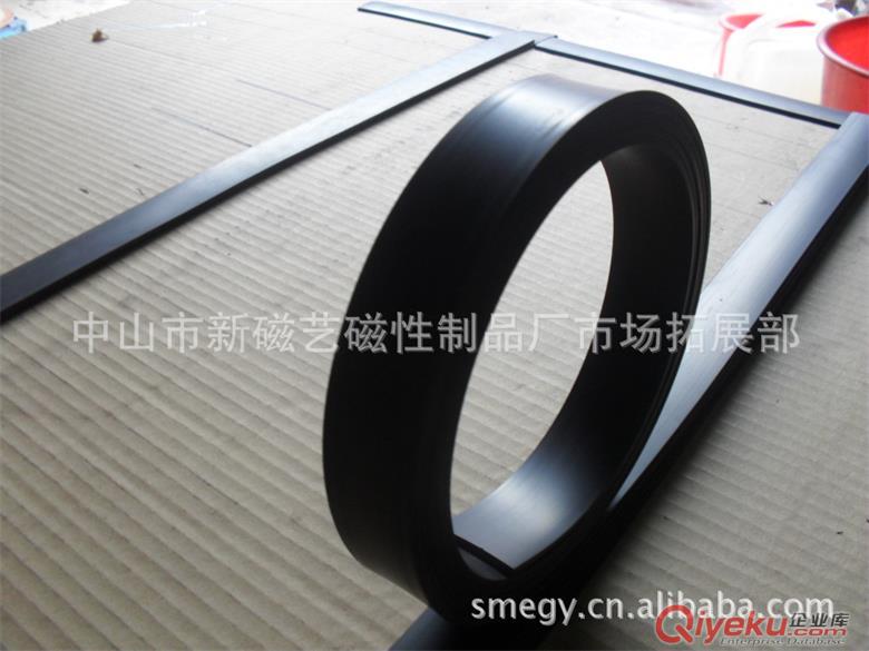 廠家專業(yè)生產(chǎn)淋浴房磁條，冰箱門封磁條，橡膠磁磁條，刀架磁條，五金展示架磁條