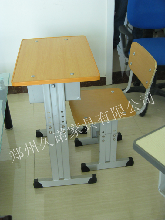 鄭州久諾課桌椅，河南課桌椅生產(chǎn)廠家，學(xué)生課桌椅價格，單人課桌椅尺寸原始圖片2