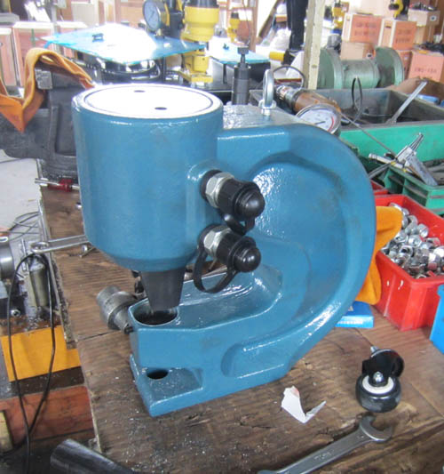 不銹鋼液壓沖孔機小型液壓沖孔機
