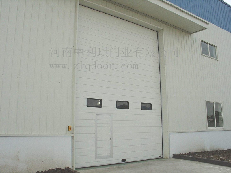 電動垂直提升門